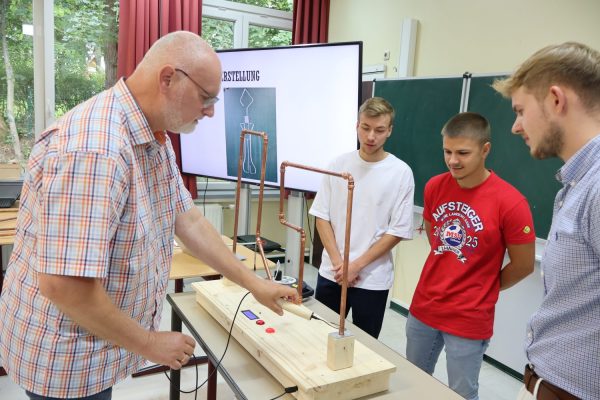 Frank Leins (Lebenshilfe) probiert den Heißen Draht aus (Foto: Christof Nielsen-Wegner)