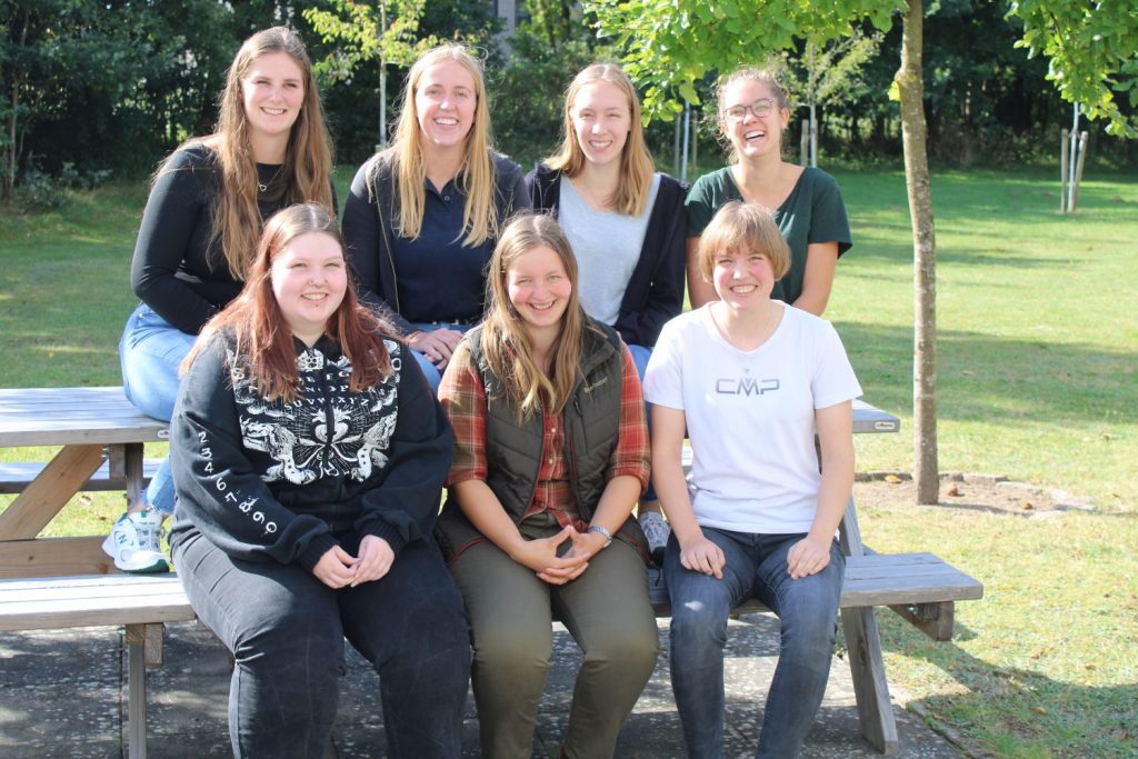 Das erste Gruppenfoto im Garten am Standort Osterrönfeld zeigt: Diese Klasse ist bereit, Verantwortung zu übernehmen – für Betriebe, für Menschen, für die Zukunft. (Foto: Dorthe Reimers)