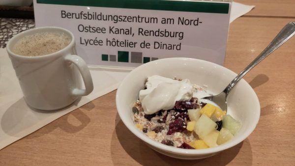 Frühstück mit Kaffee und Müsli beim Deutsch-französischem Austausch im Hotel "Lycée hôtelier de Dinard"