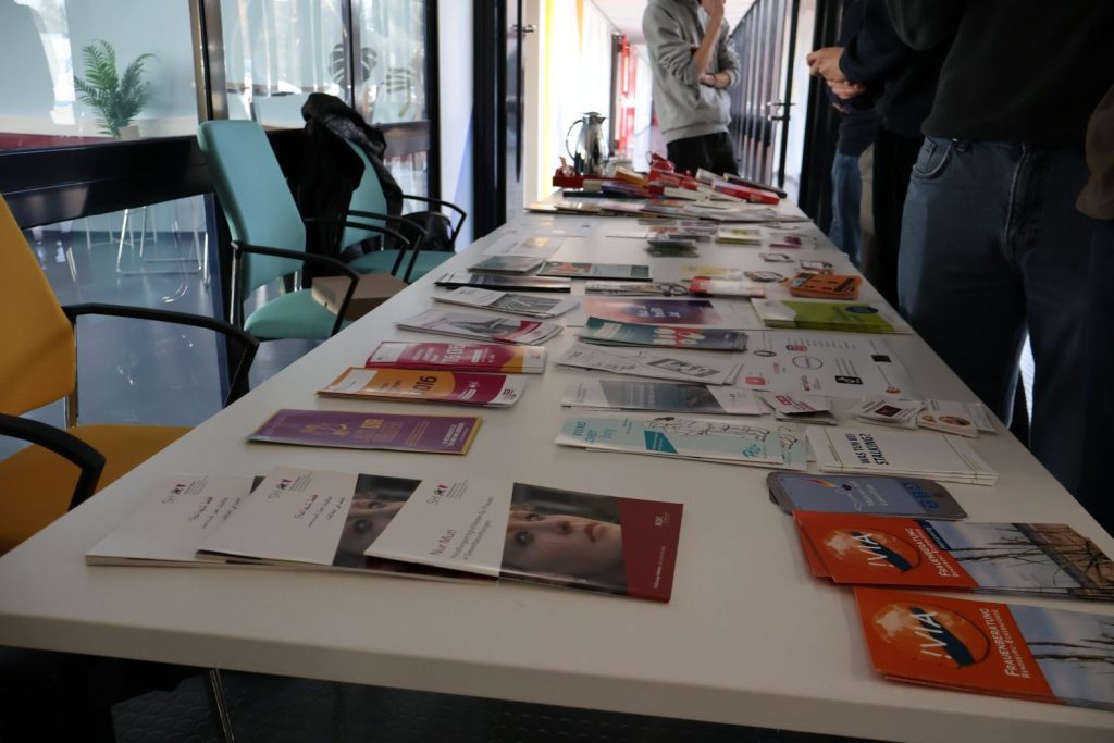 Infotisch zum Internationalen Tag gegen Gewalt an Frauen am BBZ-NOK in Rendsburg im November 2025