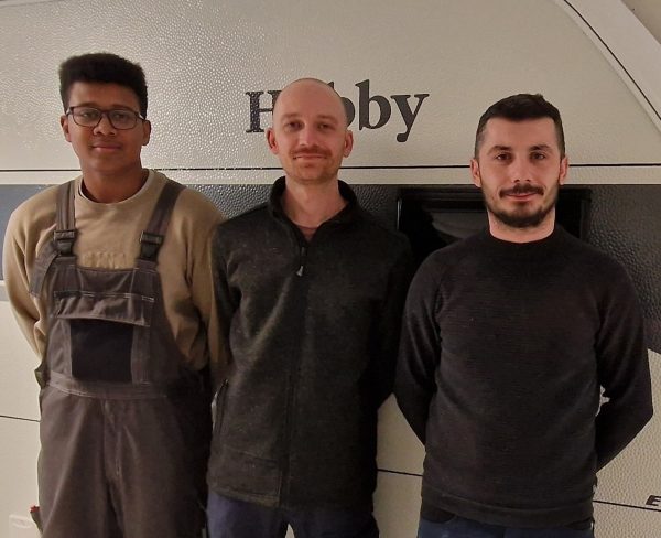 Auf dem Bild sind drei Auszubildende von Hobby Wohnwagen zu sehen. Von links Jaywon Wilson, Dominik Nass, Ardit Boja