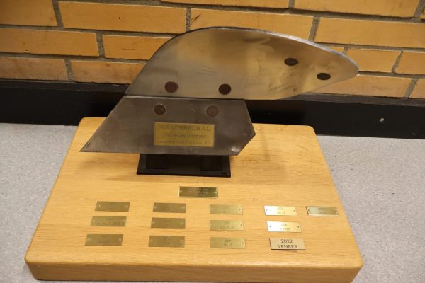 Volleyballwanderpokal. der Landwirtschaftsschule. Auf der Holzplatte sind 14 Plaketten für die Sieger der letzten Jahre.