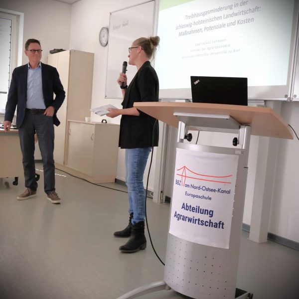 Rebecca Meurer begruesst Prof.Dr .Uwe Latacz Lohmann von der CAU Kiel Umgang mit Klimawandel in der Landwirtschaft