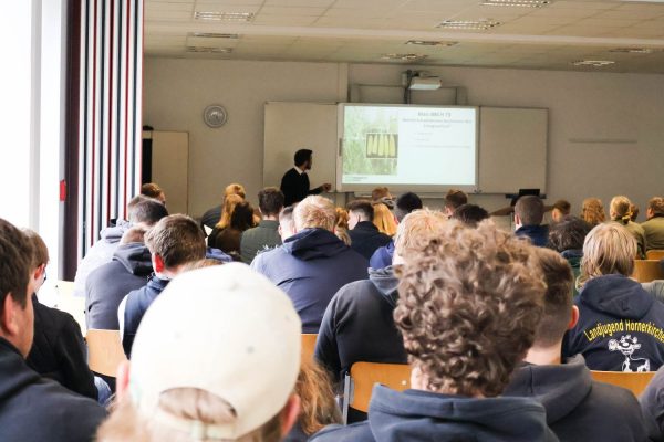 Zuhoerende der Landwirtschaftsschulklassen Umgang mit Klimawandel in der Landwirtschaft