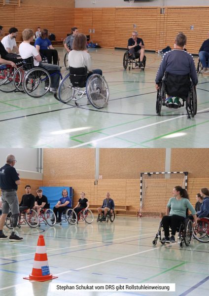 In einer Sporthalle sitzen mehrere Schülerinnen und Schüler des BBZ am NOK in Rollstühlen im Halbkreis. Eine Person, laut Kontext Stephan Schukat vom Deutschen Rollstuhl-Sportverband (DRS), steht vorne und gibt eine Einweisung. Die Teilnehmenden hören aufmerksam zu. Im Hintergrund sind eine Holzbank, eine Sprossenwand und ein Handballtor zu sehen. Auf dem Hallenboden sind Markierungen und eine orange-weiße Pylone aufgestellt. Die Szene zeigt eine inklusive Sportveranstaltung im Rahmen des Projekts „Rollstuhlsport macht Schule“ am 02.06., organisiert in Kooperation mit dem DRS und der Unfallkasse Nord, unter Leitung von Jacob Zuleger, Sportlehrkraft des BBZ am NOK.