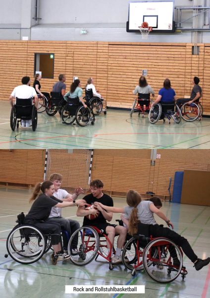 Mehrere Jugendliche in Sportkleidung spielen in einer Sporthalle Rollstuhlbasketball. Im oberen Bildabschnitt bewegen sich die Teilnehmenden in Rollstühlen auf einen Basketballkorb zu, während ein Basketball in Richtung Korb fliegt. Die Halle hat eine Holzverkleidung an den Wänden und eine Basketballanlage mit weißem Brett. Im unteren Bildabschnitt kämpfen vier Jugendliche in Rollstühlen um den Basketball, wobei sie sich mit den Armen nach dem Ball strecken. Die Szene zeigt eine inklusive Sportaktivität im Rahmen des Projekts „Rollstuhlsport macht Schule“ am BBZ am NOK, organisiert von Jacob Zuleger in Kooperation mit dem Deutschen Rollstuhl-Sportverband und der Unfallkasse Nord.