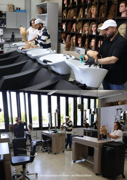 Ein moderner Schulungsraum für angehende Friseurinnen und Friseure mit mehreren Frisier- und Waschplätzen. Im Vordergrund stehen nebeneinander angeordnete Waschbecken mit schwarzen Stühlen. An den Wänden befinden sich Regale, in denen zahlreiche Übungsköpfe mit verschiedenen Frisuren und Haarfarben aufgereiht sind. Zwei Personen tragen gestreifte Oberteile und weiße Kappen, sie arbeiten an Übungsköpfen. Große Fenster lassen viel Tageslicht herein und sorgen für eine helle Atmosphäre. Im unteren Bildbereich sind weitere Arbeitsplätze mit Spiegeln, Stühlen und Friseurausstattung zu sehen. Die Einrichtung wirkt ordentlich und funktional.