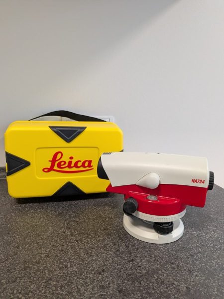Leica Nivellierungsgerät NAT24 mit gelbem Transportkoffer auf einer Arbeitsfläche